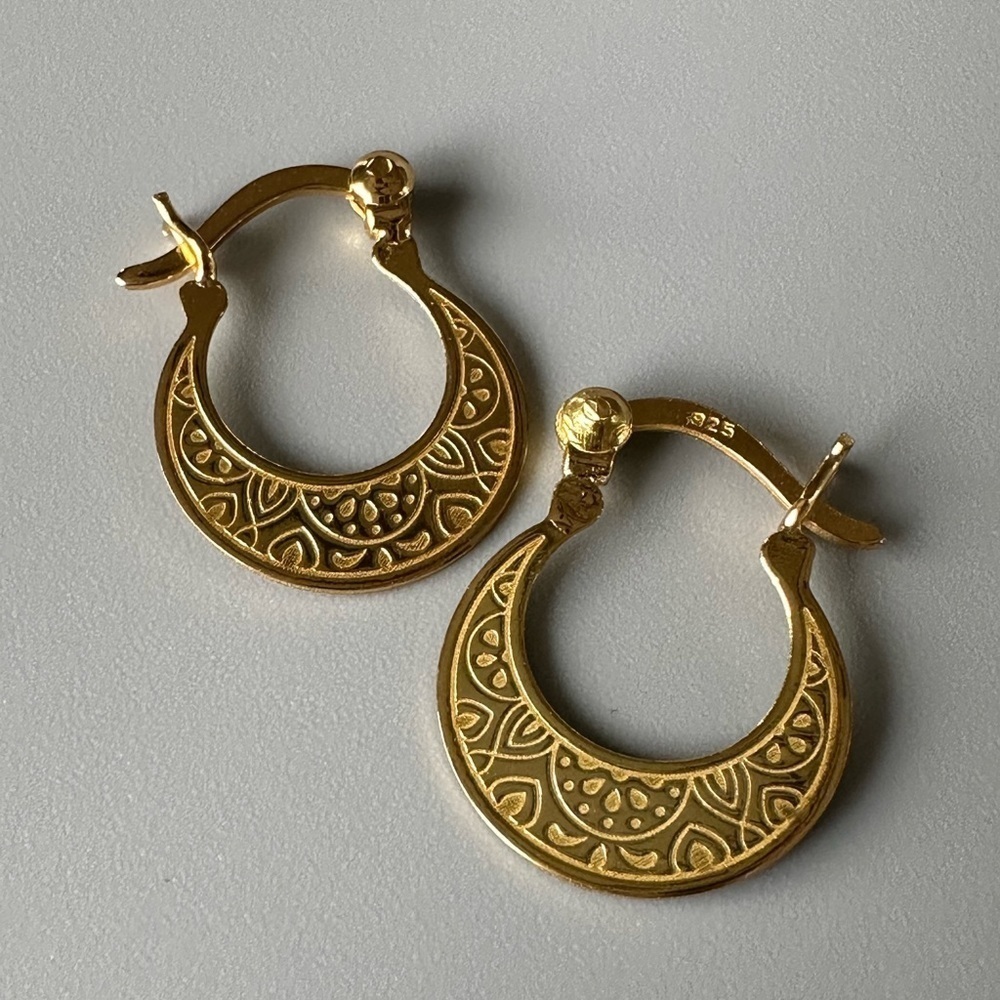 14k Gold Patterned Small Hoops - Picture 4 of 7